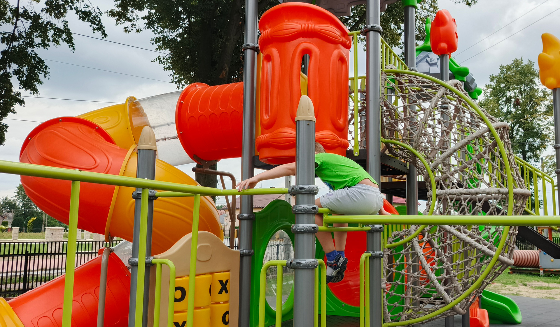 Nowoczesny plac zabaw dla przedszkoli i szkół